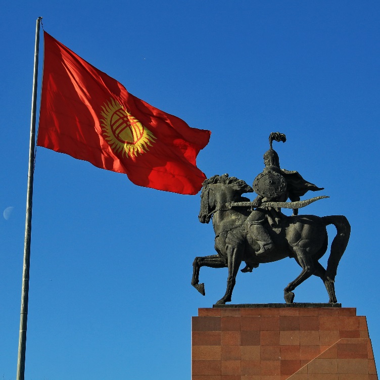 Главная площадь Бишкека. Великий Манас с великим флагом