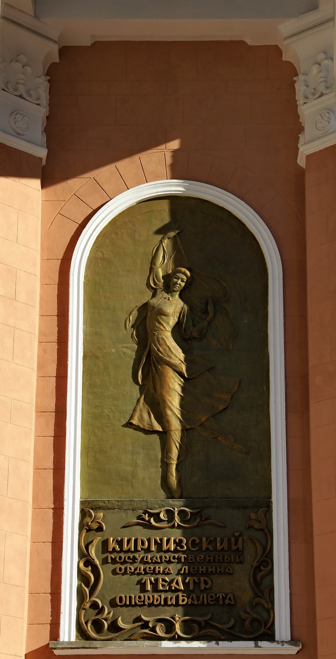 Обновленные фасады тетра оперы и балета в Бишкеке